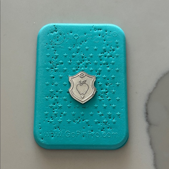 5/$30 2018 Hidden Mickey Princess Crest Emblem Snow White (apple) CHASER pin - Picture 1 of 3